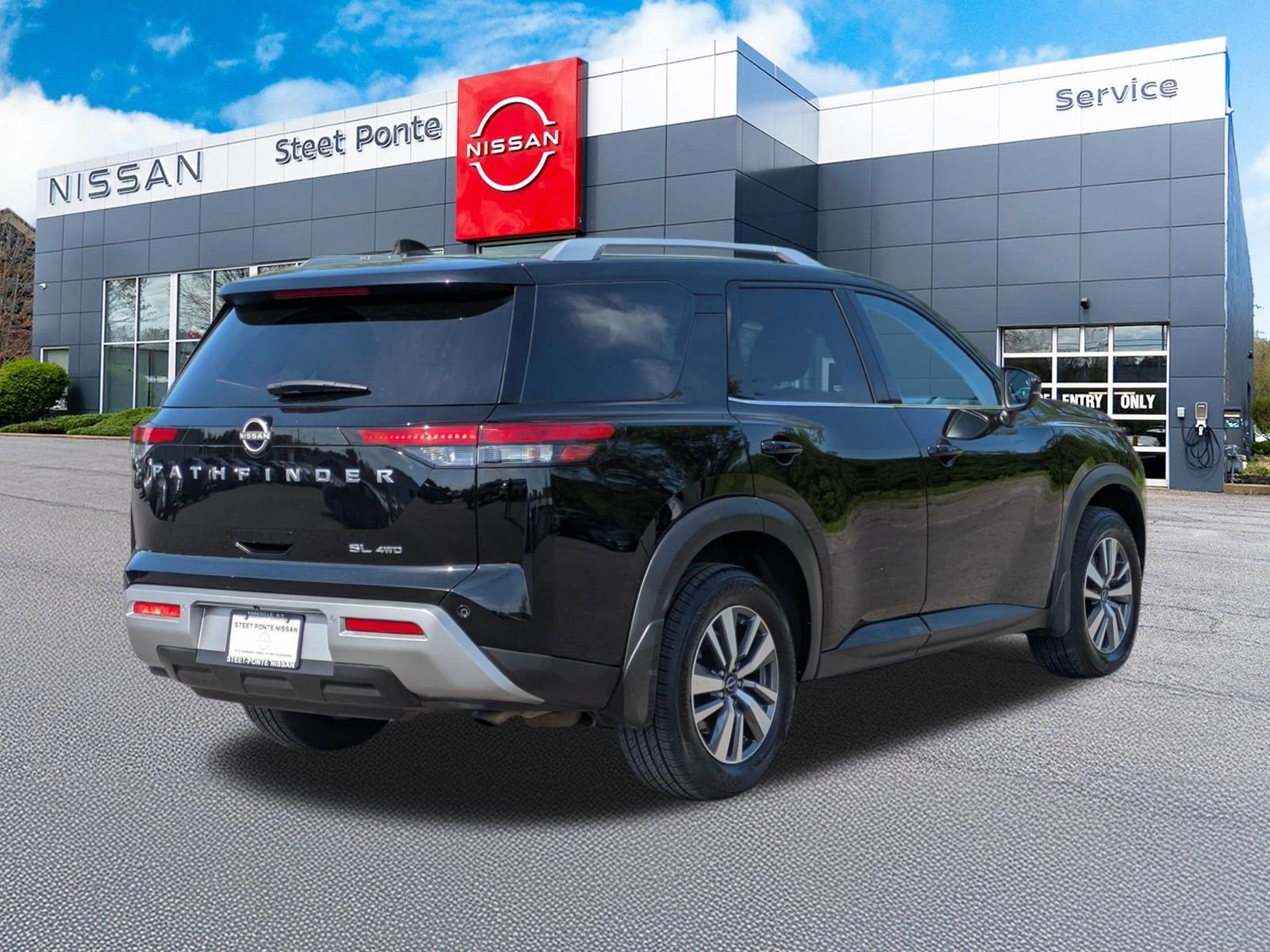 2025 Nissan Pathfinder SL