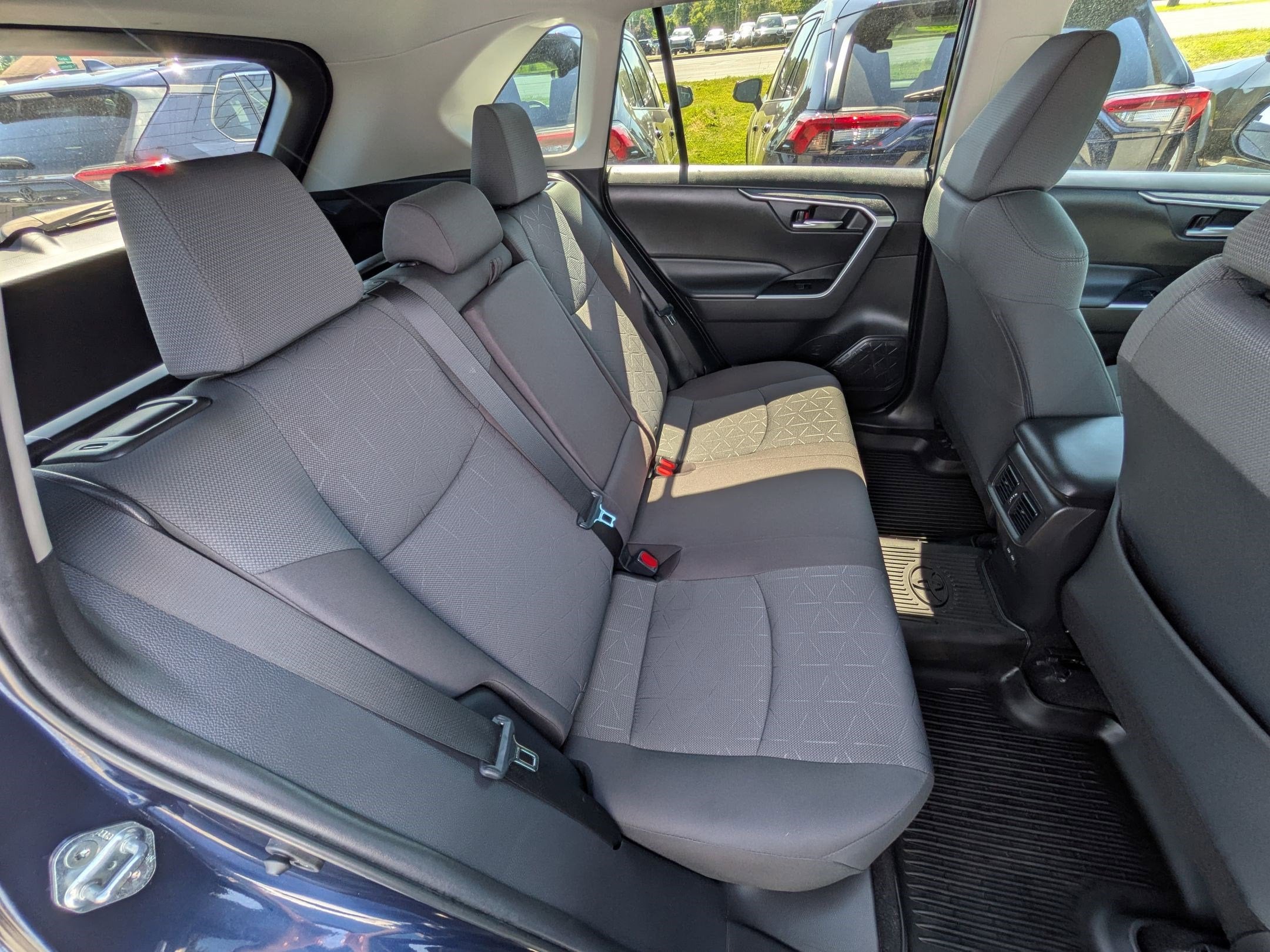 2022 Toyota RAV4 XLE w/ Convenience & Cold Weather Pkg