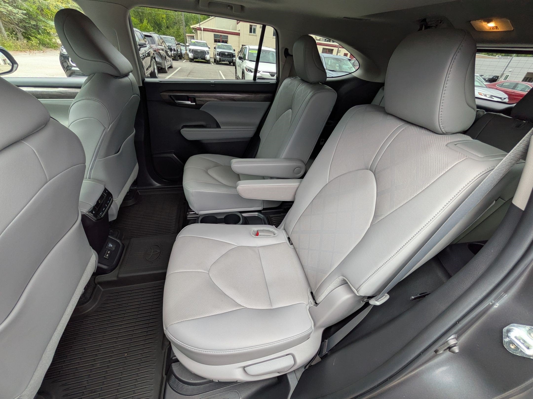 2024 Toyota Highlander Hybrid Platinum
